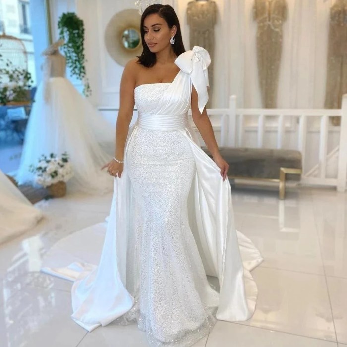 Mermaid wedding dress detachable train